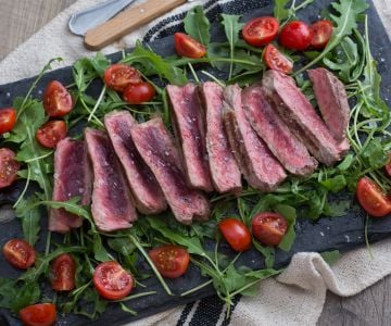 Bife grelhado com rúcula e tomatinhos