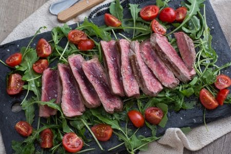 Bife grelhado com rúcula e tomatinhos