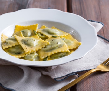 Ravioli de ricota e espinafre com manteiga e sálvia