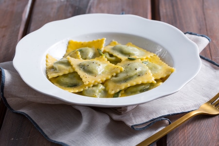 Ravioli de ricota e espinafre com manteiga e sálvia