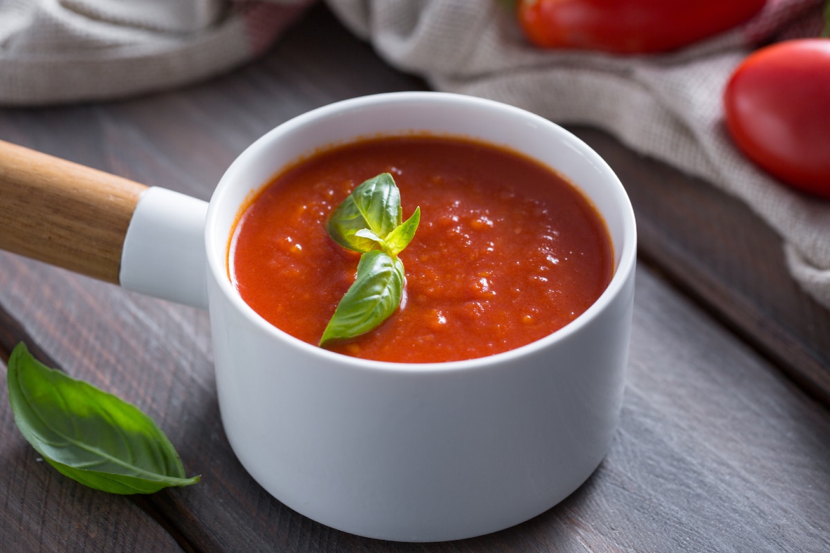 Molho de tomate fresco com manjericão