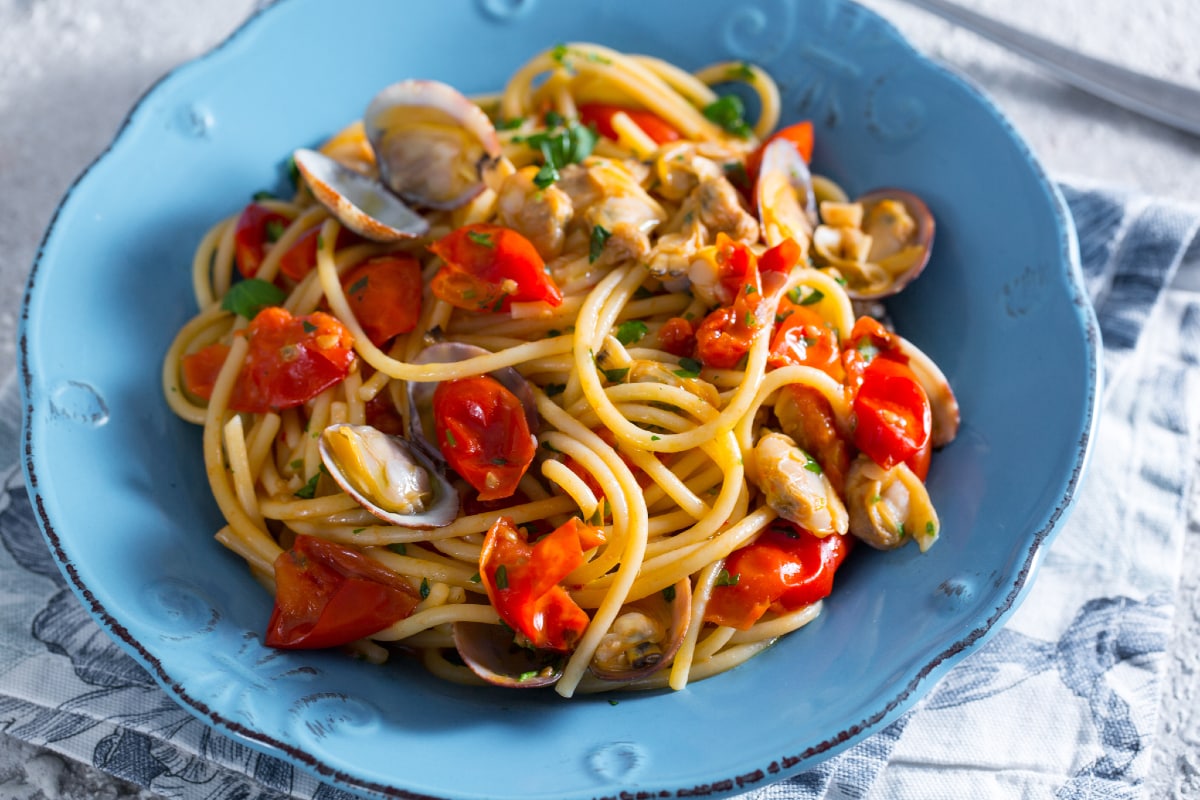 Espaguete com vôngole e tomates cereja